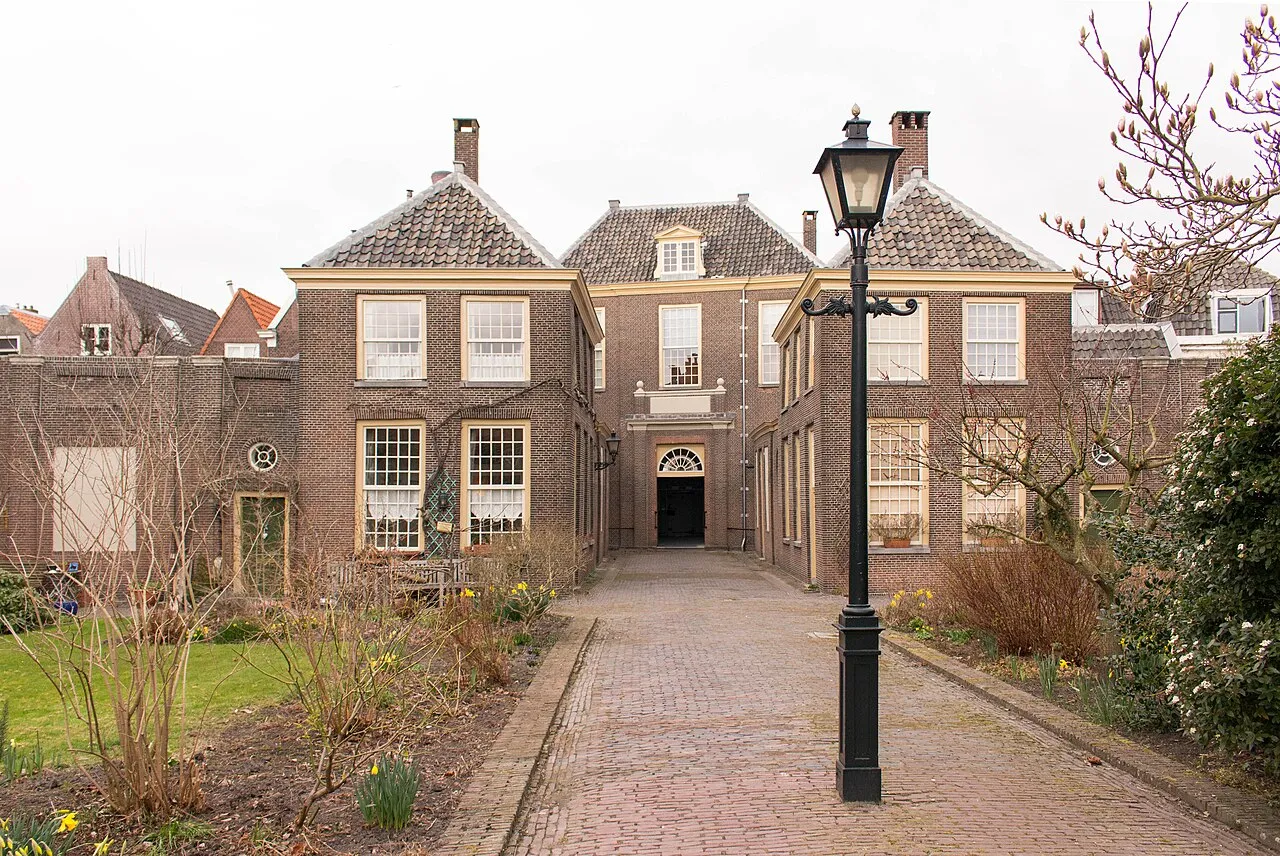 hofjes and canal walks in Leiden