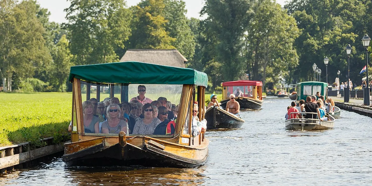 Giethoorn Travel Guide: Canals, Boats, Walking Routes and Responsible Visiting