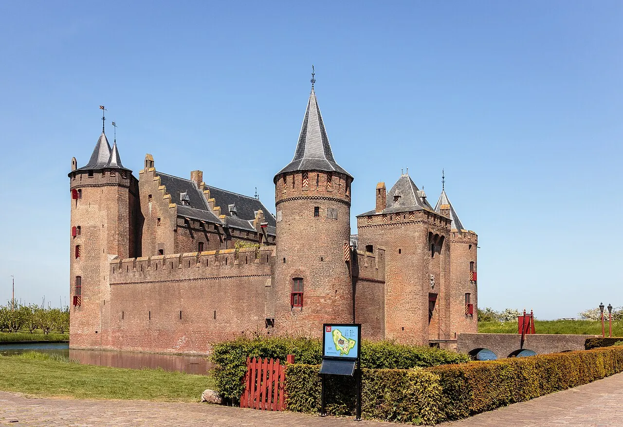 Muiderslot Castle Visitor Guide: Medieval History, Towers and Gardens